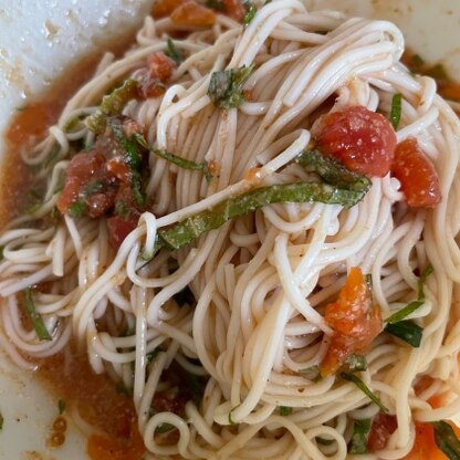 お昼ご飯のチャチャっとひとり飯に作りました。トマト缶の余りが少しだけあったので消費にちょうど良く、美味しくいただきました♪